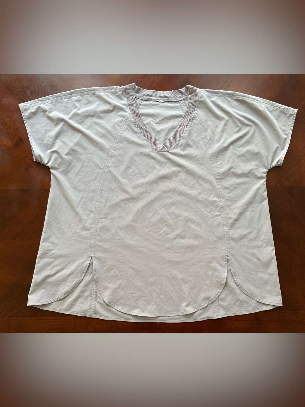Athleta Light Gray V-Neck Short Sleeve Tee size 1X